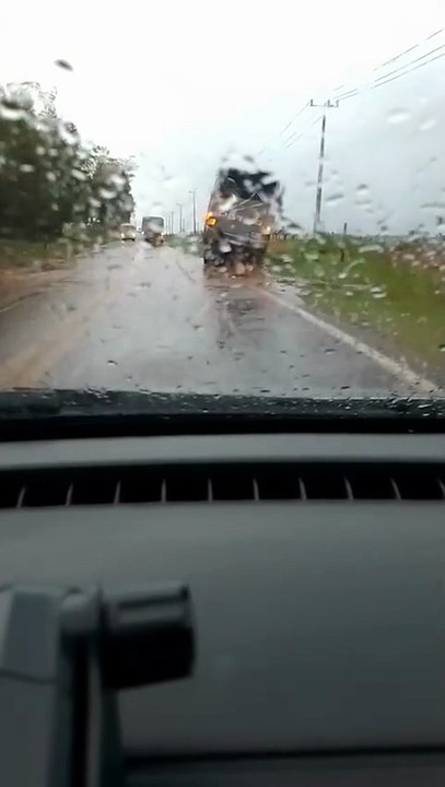 Bombeiros retiram trabalhadores pela janela de ônibus após acidente entre Altônia e Iporã