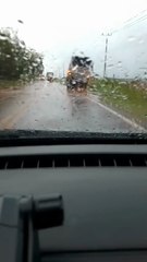 Bombeiros retiram trabalhadores pela janela de ônibus após acidente entre Altônia e Iporã