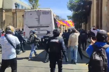 Policía estatal desaloja bloqueo de normalistas en Oaxaca | VIDEO