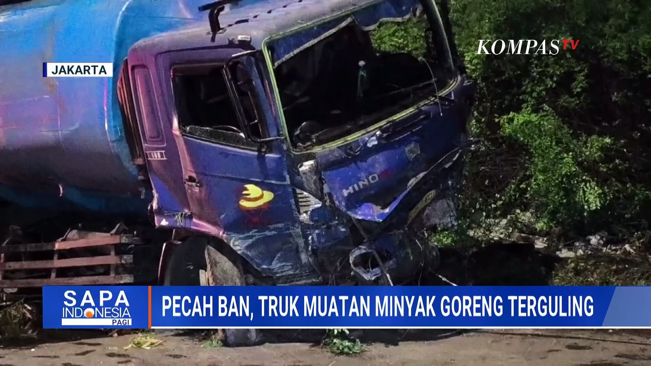Truk Muatan Minyak Goreng Terguling di Cakung, Petugas Damkar Bersihkan Tumpahan di Jalan