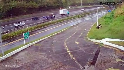 momento exacto en que volcó micro de hinchas de Flamengo