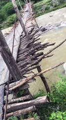 PUENTE DE PALOS SOBRE EL RIO TORO BONAO REGION NORTE REPUBLICA DOMINICANA.