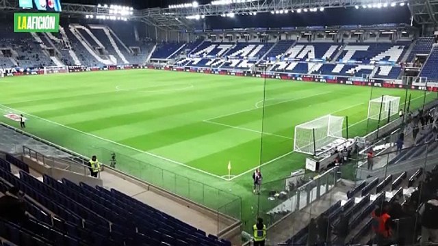 ¡Mal y de malas! Santiago Gimenez sigue sin anotar con Milan en Serie A y sale lesionado ante Atalanta