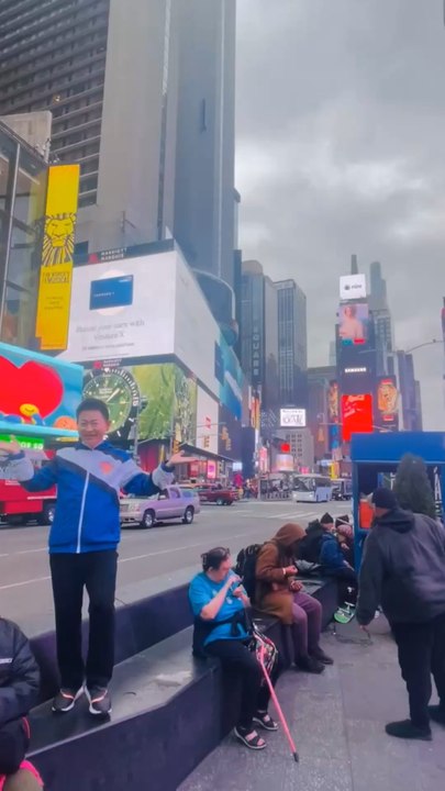 Nelson Wang, a resident of Roosevelt Island, danced vigorously at Times Square in Manhattan, presenting to the public a vibrant, confident, optimistic and sunny image of Chinese Americans. The video was shot on October 28, 2025.