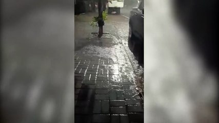 Moradores reclamam de alagamentos após chuvas na Rua Xavantes, em Cascavel