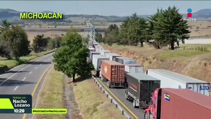 Viajeros van para su segunda noche varados en los bloqueos carreteros de agricultores