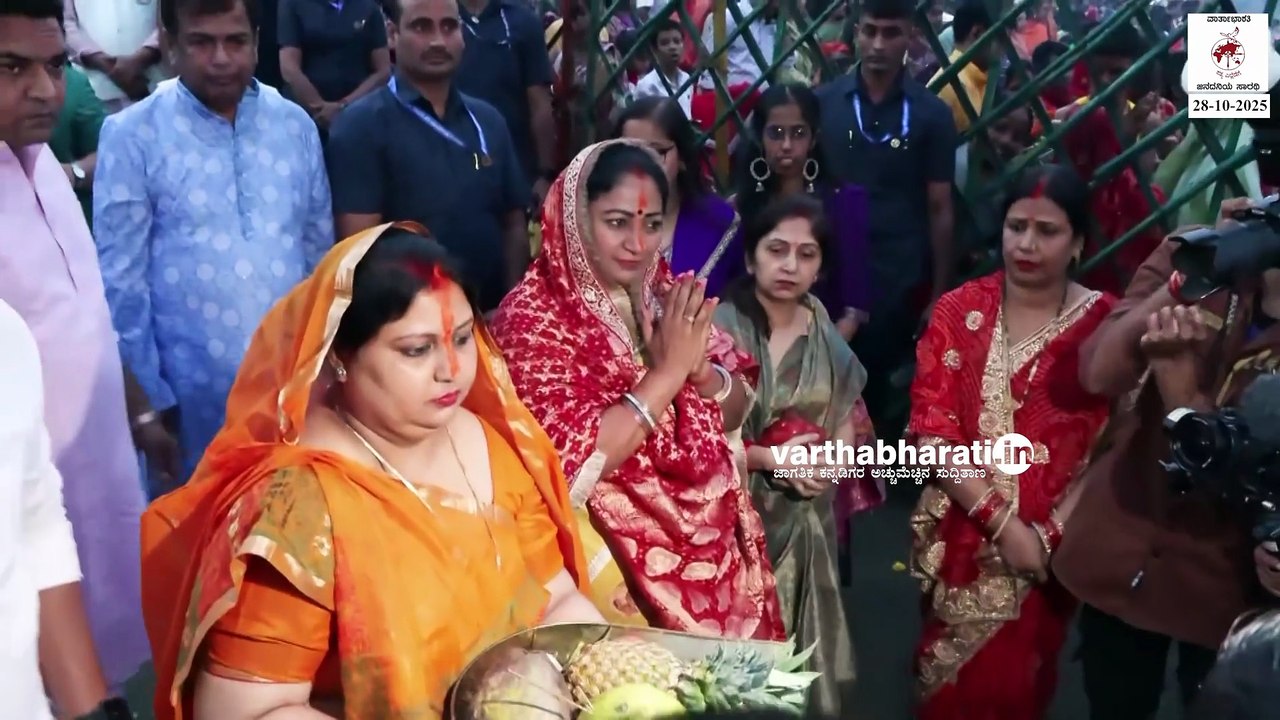 ದೆಹಲಿ: ಯಮುನೆ ಶುದ್ಧವಾಗಿದೆ ಎಂದು ಕಥೆ ಕಟ್ಟಿದ ಬಿಜೆಪಿಗೆ ಮುಜುಗರ ! | Faking Yamuna for PM Modi’s Chhath Puja