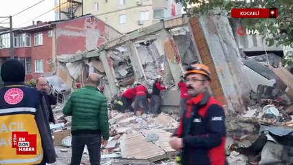Kocaeli'nde bina çöktü:  Enkaz altında 7 kişinin olduğu tahmin ediliyor