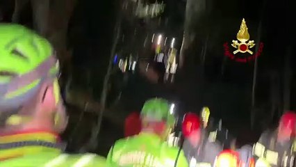 Bloccato  su un faggio a 30 metri con il deltaplano, i soccorritori in azione