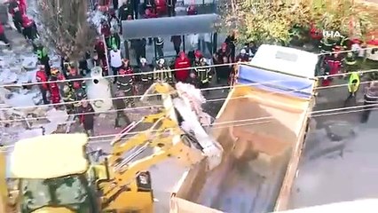 Başkan Büyükakın, 5 kişinin enkaz altında kaldığı binanın olduğu alanda çalışmaları inceledi