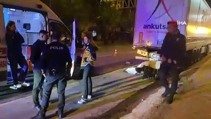 Park halindeki tıra çarpan motosikletli genç kazada hayatını kaybetti