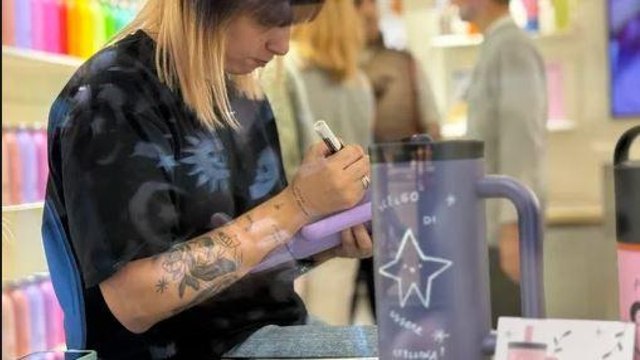 24Lab Live: gli artisti personalizzano le borracce. A Roma, l'arte di Martina Rifici in via Frattina