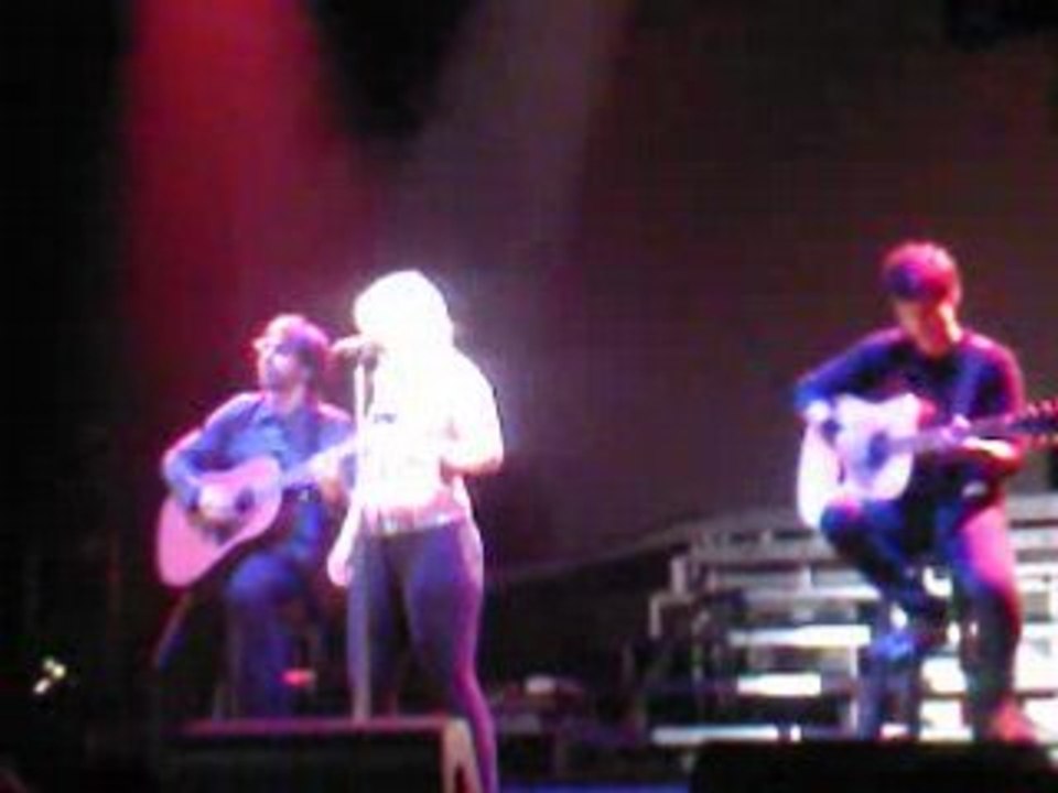 Kelly Clarkson - Chivas (Wolverhampton Civic 20.03.08)