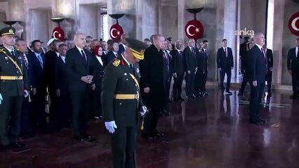Cumhurbaşkanı Erdoğan, Anıtkabir’de mozoleye çelenk koydu.