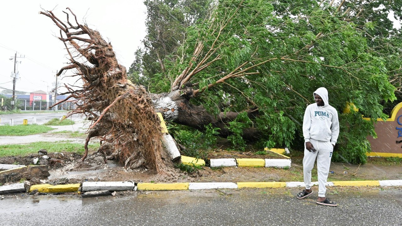 Hurrikan 'Melissa' hinterlässt Chaos und Zerstörung in Jamaika