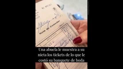 Una abuela le muestra a su nieta los tickets de lo que le costó su banquete de moda