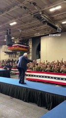 Japon: Regardez le président américain Donald Trump enchaîner des pas de danse sur le titre YMCA devant des membres de la marine américaine - VIDEO