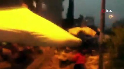 Fırtına pazar yerindeki güneşlikleri devirdi, tezgahları savurdu