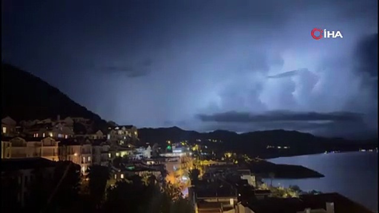 Kaş’ta şimşeklerin dansı kamerada