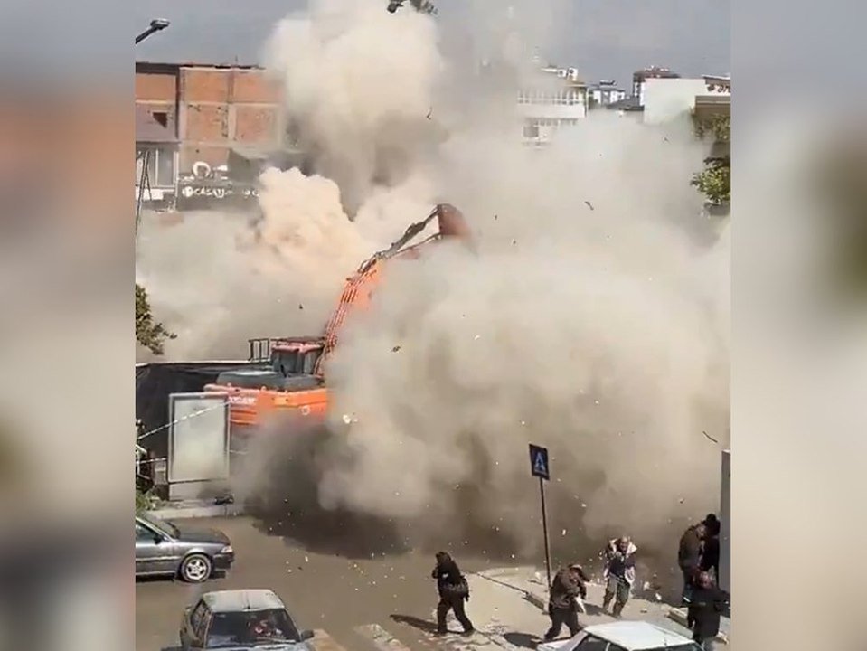 Haus stürzt ein - Staubwolke fegt Zuschauer weg
