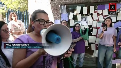 Protesta frente al FCE exige renuncia de Paco Ignacio Taibo por comentarios contra escritoras