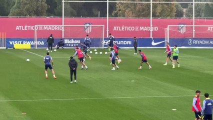 El Atlético entrena bajo la lluvia con la baja de Barrios