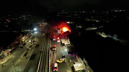 Bombeiros atuam para apagar incêndio em loja de motos de Maceió