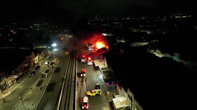 Bombeiros atuam para apagar incêndio em loja de motos de Maceió