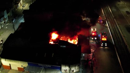 Fogo se alastra por telhado de loja de motos no Centro