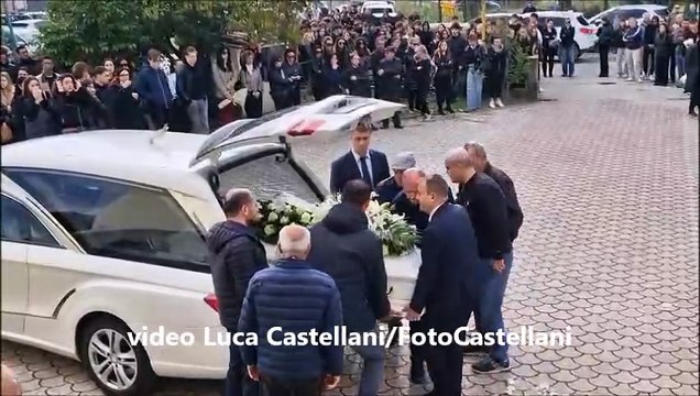 Il funerale di Flavio Saraci, morto nel sonno a 19 anni