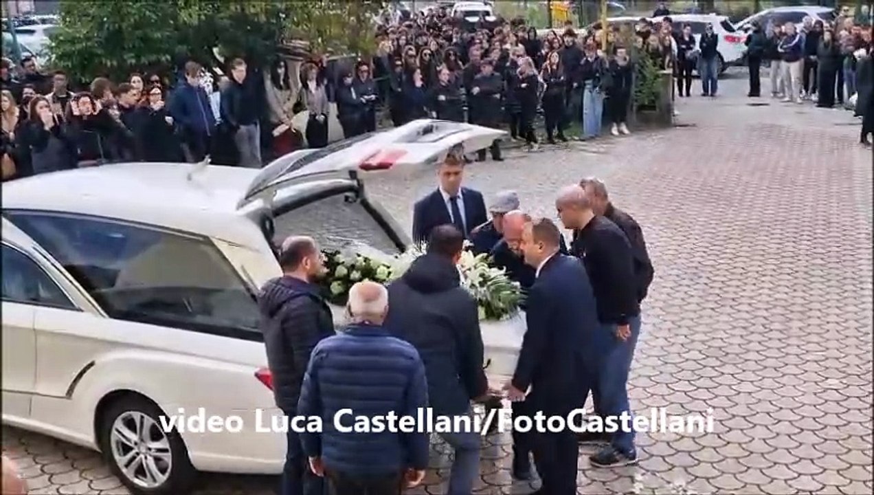 Il funerale di Flavio Saraci, morto nel sonno a 19 anni