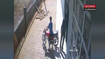 Şanlıurfa'da Apartmandan Motosiklet Hırsızlığı Kamerada: 3 Hırsız Kayıplara Karıştı