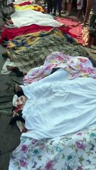 Moradores levam mais de 50 corpos à praça no Rio após operação