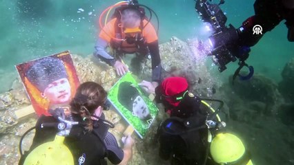 Cumhuriyet'in kuruluşunun 102. yılını su altında Atatürk portresi boyayarak kutladılar