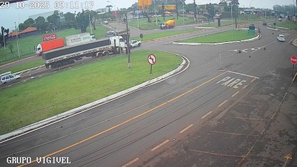 Caminhão para, dá passagem para carro e colisão acontece no Trevo da Portal