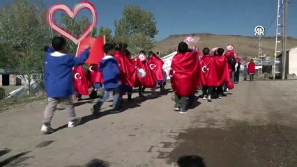 Sınır köyünde yürekleri ısıtan Cumhuriyet coşkusu