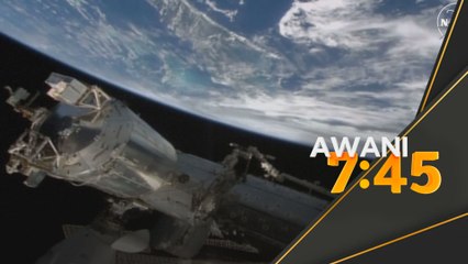 Dua angkasawan Rusia berjalan di angkasa