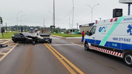 Três pessoas ficam feridas após colisão entre Astra e Fiat Strada no Trevo da Portal