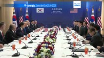 Trump recibe una corona de oro en Corea del Sur antes de las conversaciones comerciales