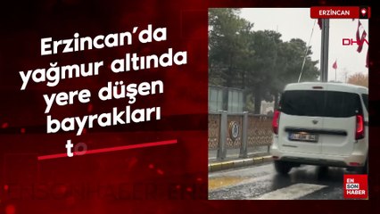 Erzincan’da yağmur altında yere düşen bayrakları topladı