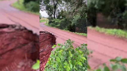 Trecho da Linha Scanagatta cede após fortes chuvas em São Salvador, distrito de Cascavel