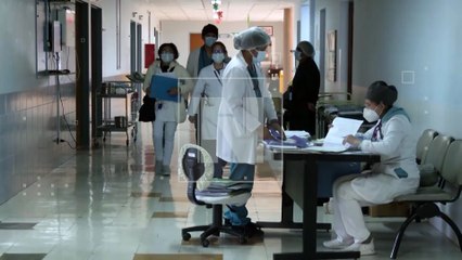 ¡Intentó escapar! Huía de su agresor, el vecino quiso ayudar, pero ambos fueron apuñalados