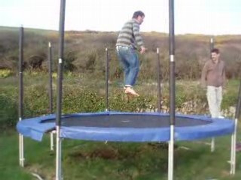 Tom-Tom faisant du trempoline dans le Devon