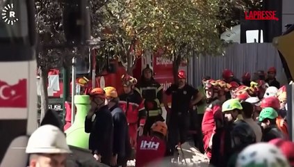 Palazzo crolla a causa dei lavori della metropolitana: le immagini dei soccorsi