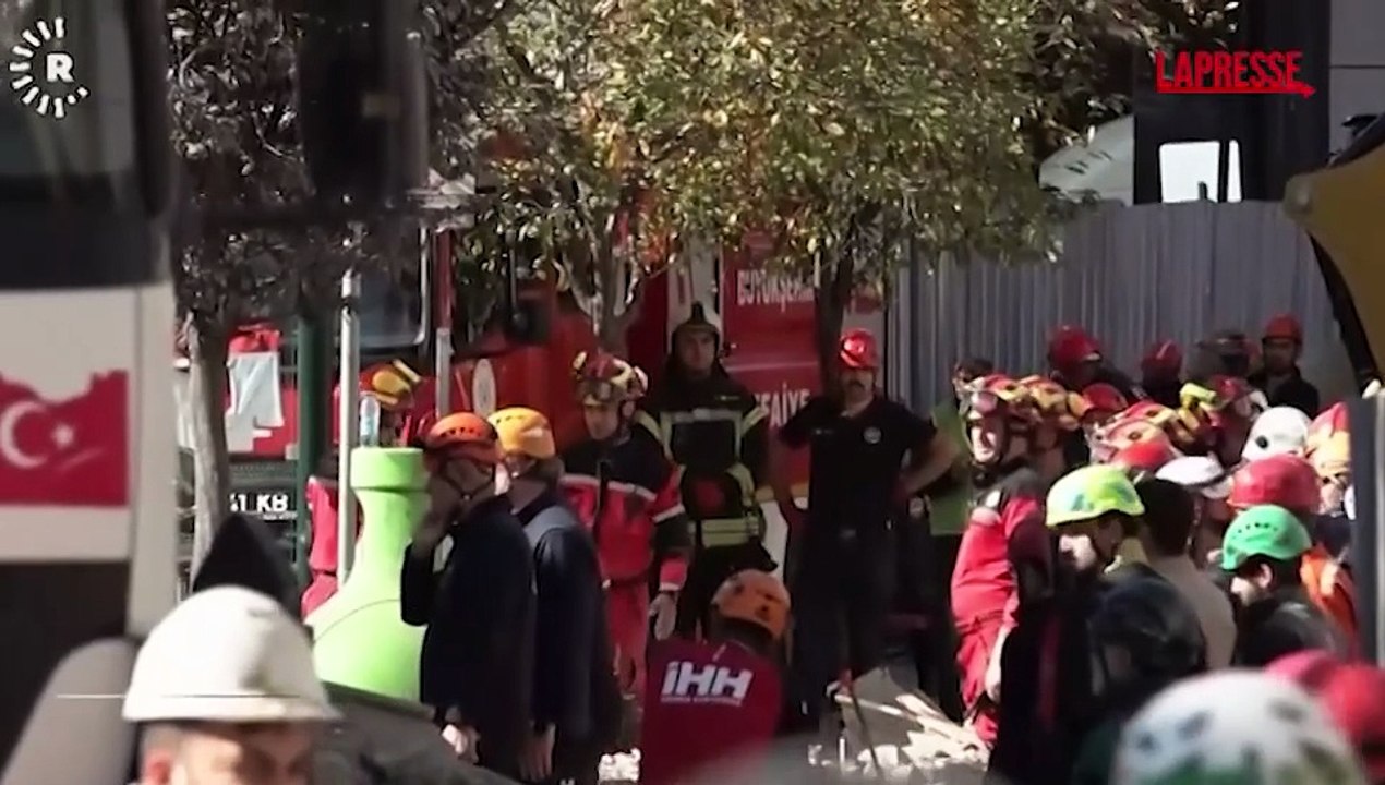 Palazzo crolla a causa dei lavori della metropolitana: le immagini dei soccorsi