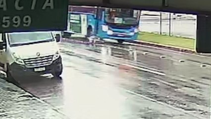Câmera flagra motocicleta sendo arrastada por ônibus após colisão em Cascavel