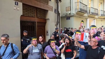 "Mientras él comía, la gente se moría": una protesta recorre la ruta de Mazón a El Ventorro