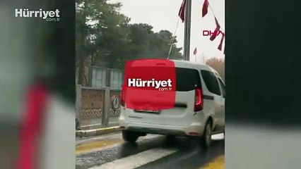 Yağmura aldırış etmeden yere düşmek üzere olan Türk bayraklarını toplayan vatandaş duygulandırdı