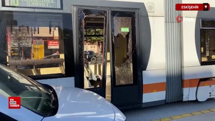 Eskişehir'de açık bırakılan servis kapısına tramvay çarptı