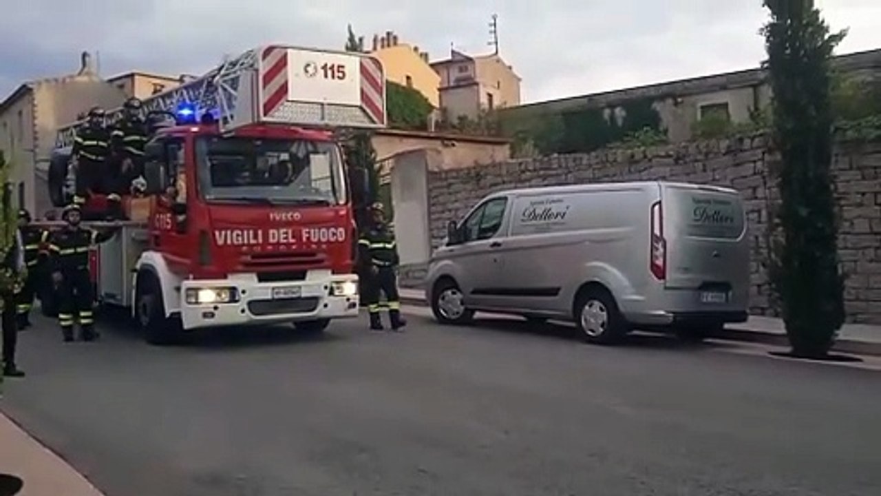 Funerali di Omar Masia, la bara trasportata dall'autoscala dei vigili del fuoco